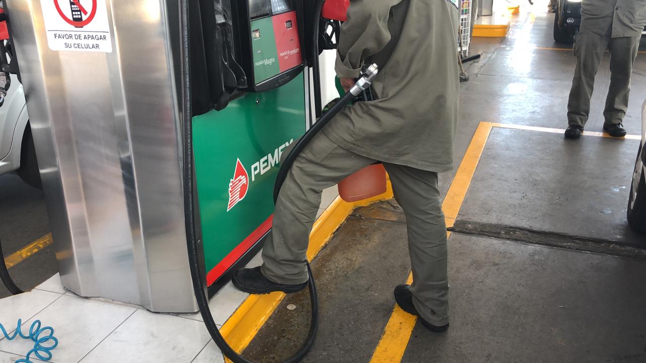 Violan prohibición de surtir gasolina en bidones