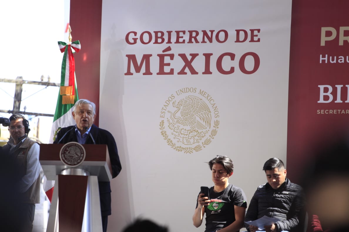 Durante su visita al municipio de Huauchinango, hizo un llamado a los ciudadanos para que convoquen a quienes se dedican al llamado "huachicoleo" a qu