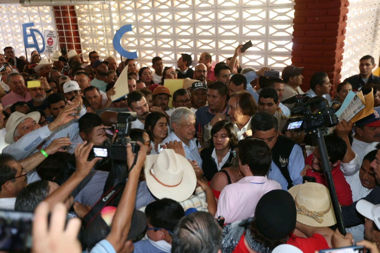 Decenas de simpatizantes reciben a AMLO en Sinaloa/Javier Ríos.