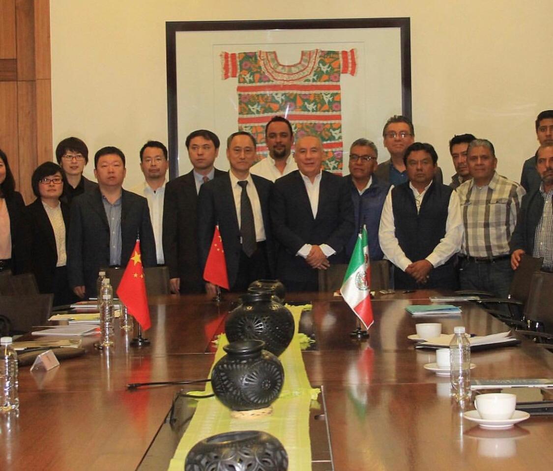 Firma del acuerdo antiterremotos entre China yOaxaca. (Óscar Rodríguez)