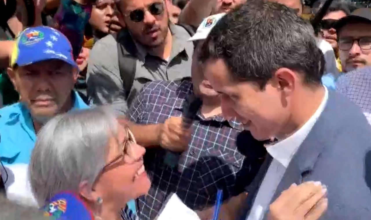 Juan Guaidó se reencontró con su madre, a quien le pidió su bendición. (EFE)