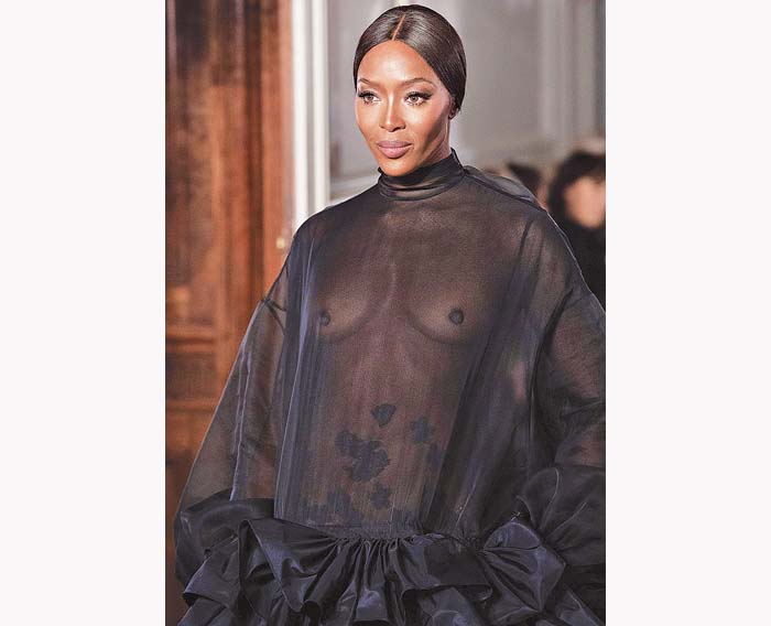 La modelo británica vistió una prenda transparente en tono negro de la casa de moda Valentino. ESPECIAL