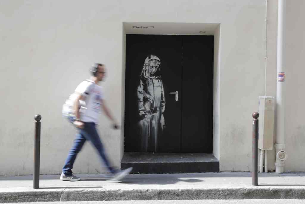 La obra de Banksy se encontraba en una de las salidas de emergencia del auditorio Bataclan. (Foto: AFP)