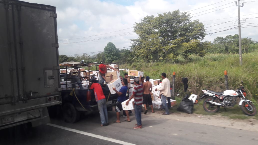 Los pobladores se robaron las cajas de plátano. (Mariel Arroyo)