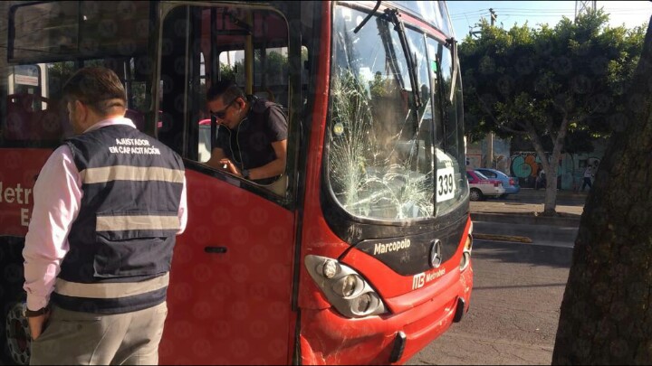 La unidad del Metrobús fue impactado en un costado. (Jorge Becerril)