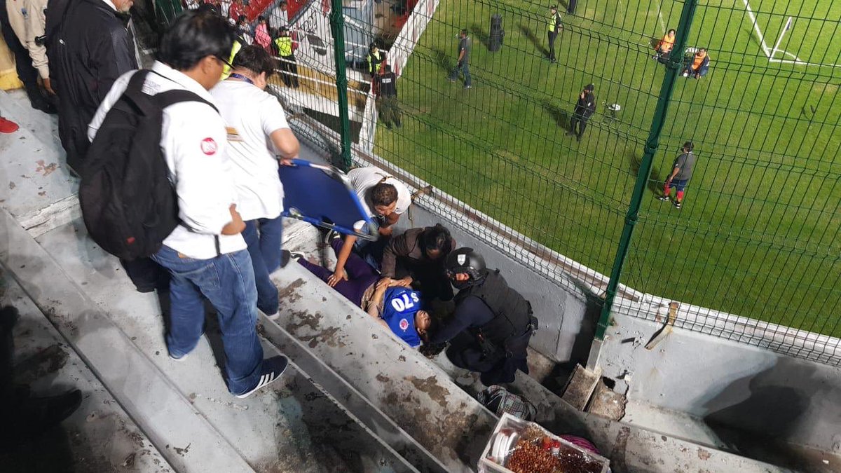 Vendedora cae de las gradas del Luis Pirata Fuente (Twitter @xeudeportes)