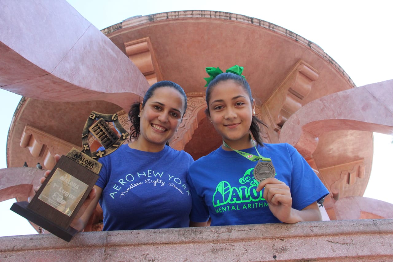 La alumna Nahomi busca apoyo para el internacional de cálculo.