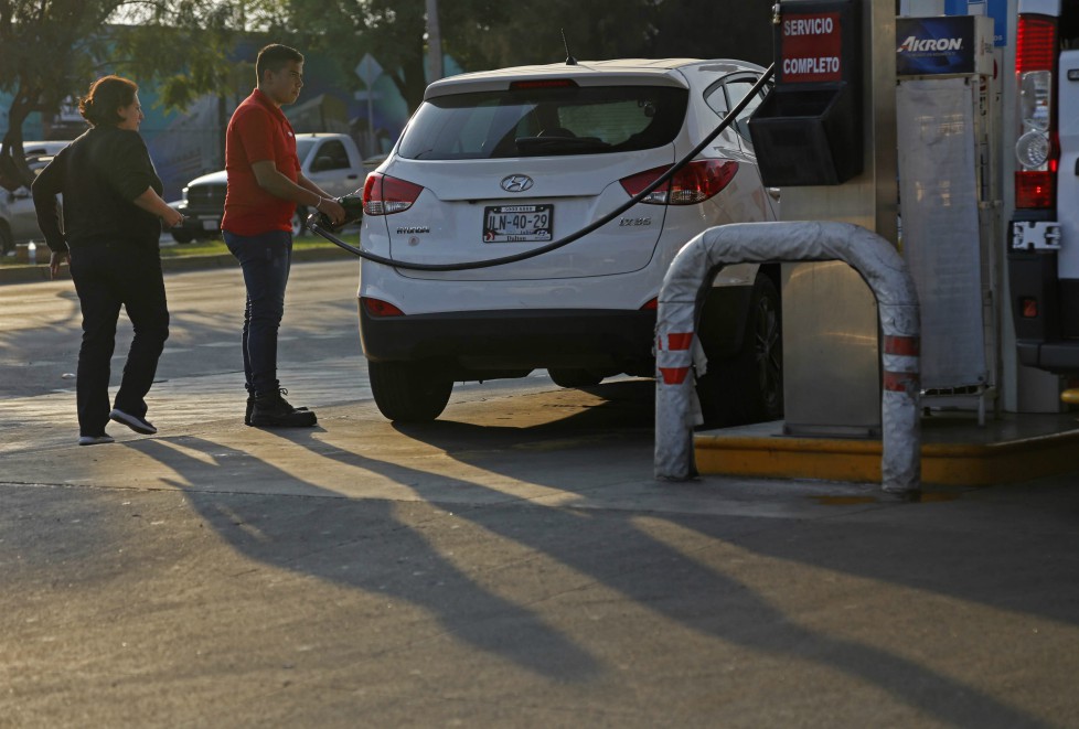 Las estaciones gasolineras abiertas operaban con calma durante este domingo. (Fernando Carranza)