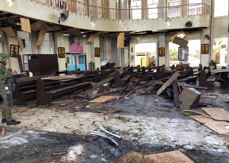 La explosión destrozó los bancos de madera y los ventanales del recinto.