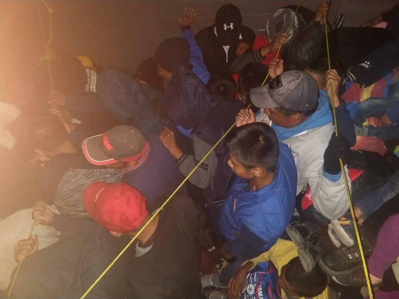 Los migrantes eran trasladados en dos camiones y fueron descubiertos en el punto de La Pochota (Especial)