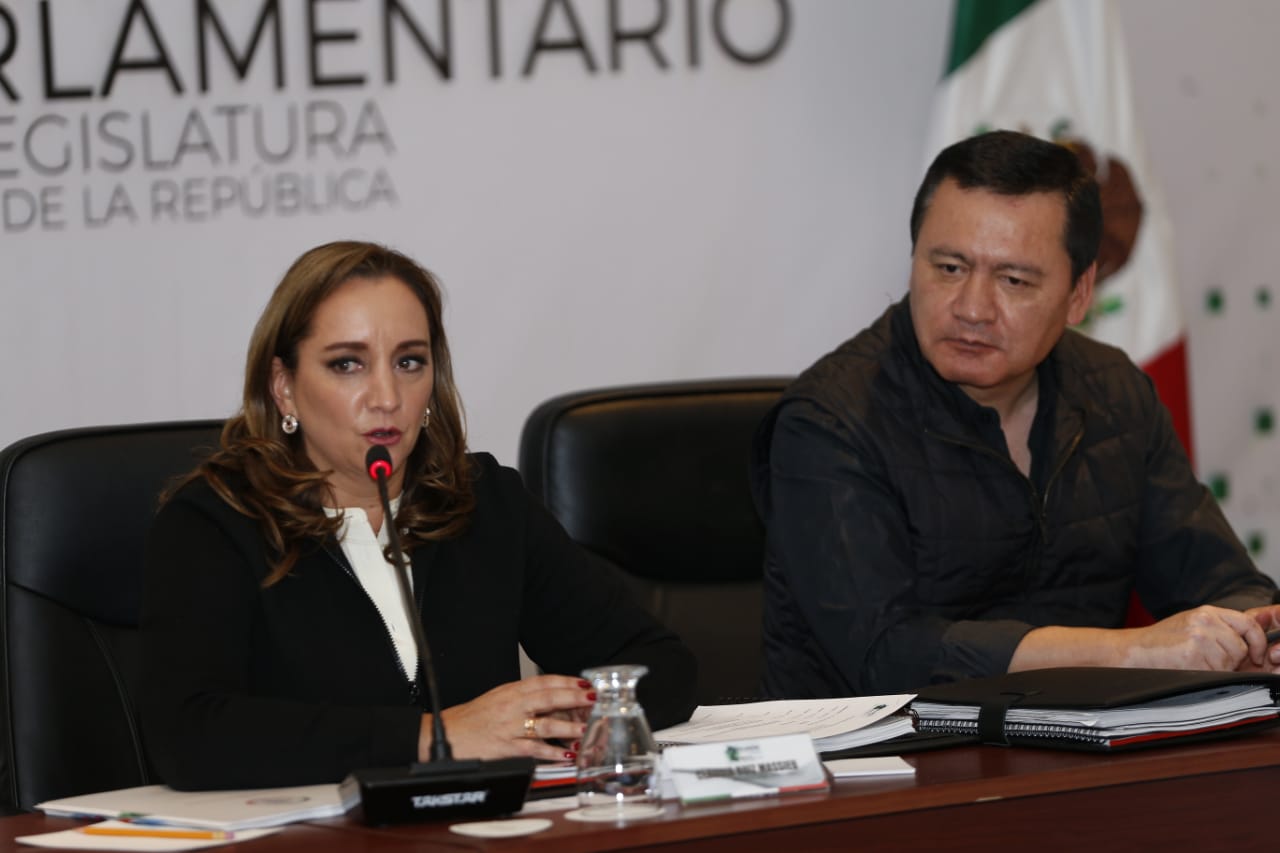 Claudia Ruiz Massieu y Miguel Ángel Osorio Chong durante la reunión plenaria del PRI (Héctor Téllez)