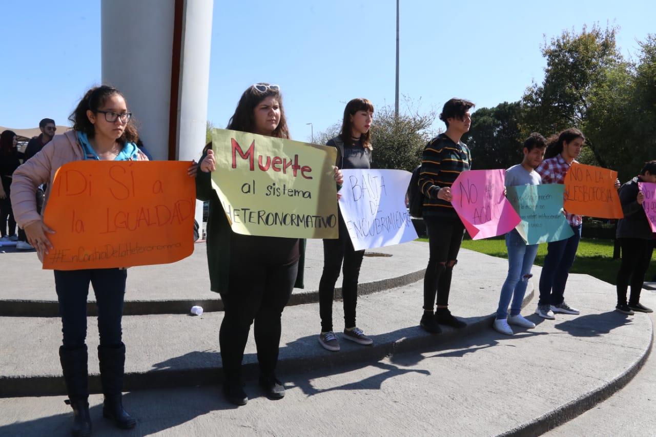 Fueron cerca de 10 alumnos los que iniciaron con la manifestación. (Leonel Rocha)