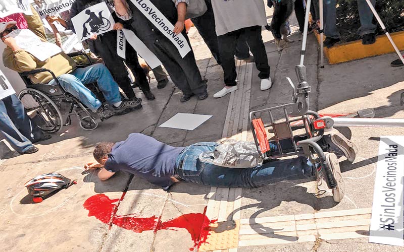 Habitantes de la colonia Roma simularon un accidente sobre la acera. (Cinthya Stettin)