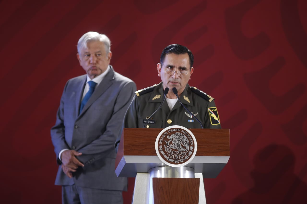 Homero Mendoza, jefe del Estado Mayor de la Defensa Nacional, y el presidente López Obrador en conferencia (Araceli López)