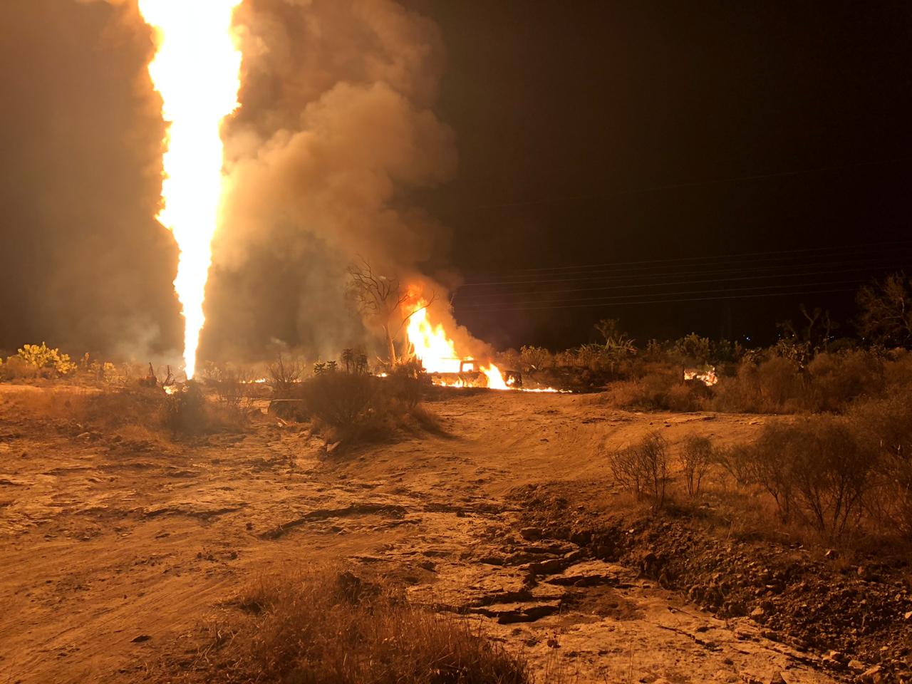 Incendio por toma clandestina en San Agustín Tlaxiaca. (Cortesía)