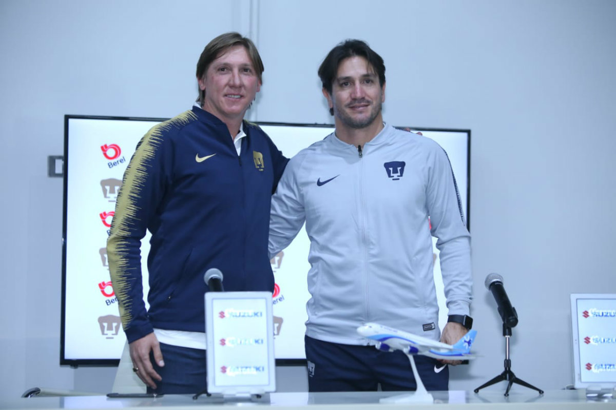 Leandro Augusto presenta a Bruno Marioni como director técnico de Pumas (Santiago Chaparro)