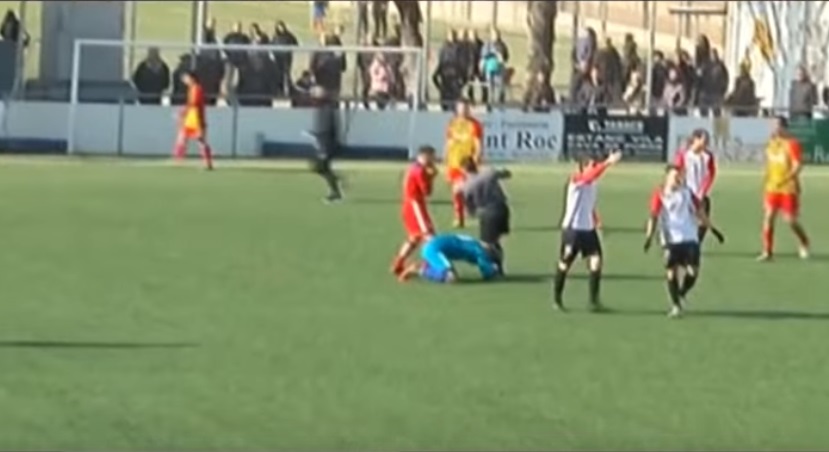 Portero golpea a árbitro luego de que le anula un gol (Especial)