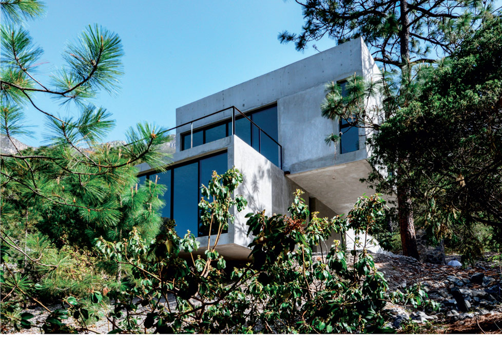 Este proyecto, ubicado en El Jonuco en Santa Catarina, Nuevo León, fue realizado por la firma regiomontana P+ 0 Arquitectura.