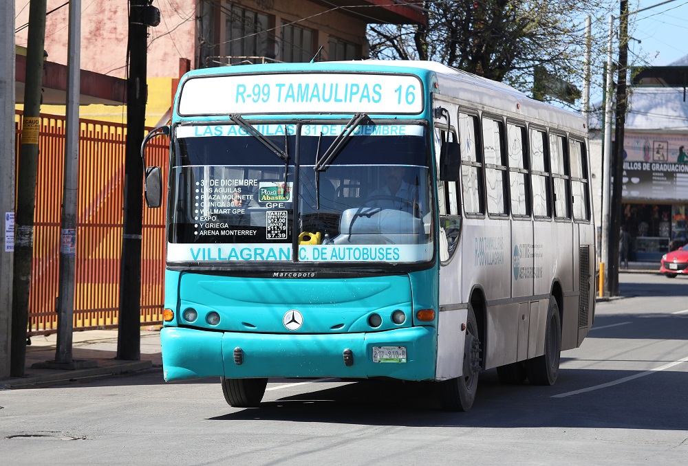 Resaltó que actualmente las pólizas de seguro solamente cubren a los pasajeros que van sentados. (Jorge López)