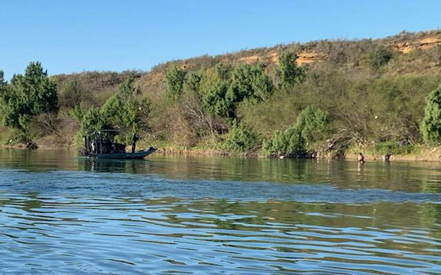 Rescatan a migrantes en el río Bravo.