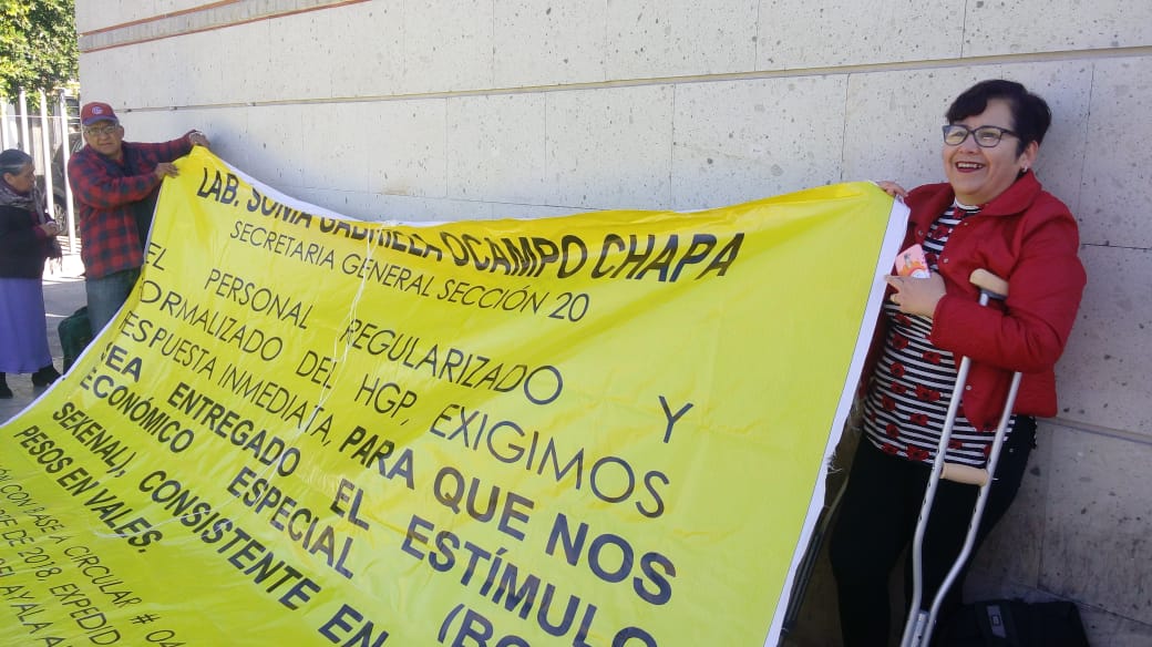 Trabajadores regularizados y formalizados del Hospital General de Pachuca exigen la entrega del estímulo económico especial. (Elizabeth Hernández)