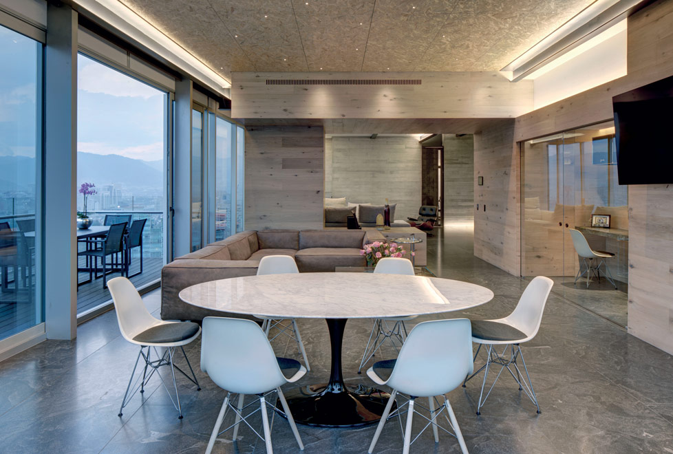 Se utilizó una paleta sobria de materiales a base de mármol, madera y concreto, con lo que se logró un elegante estilo atemporal.