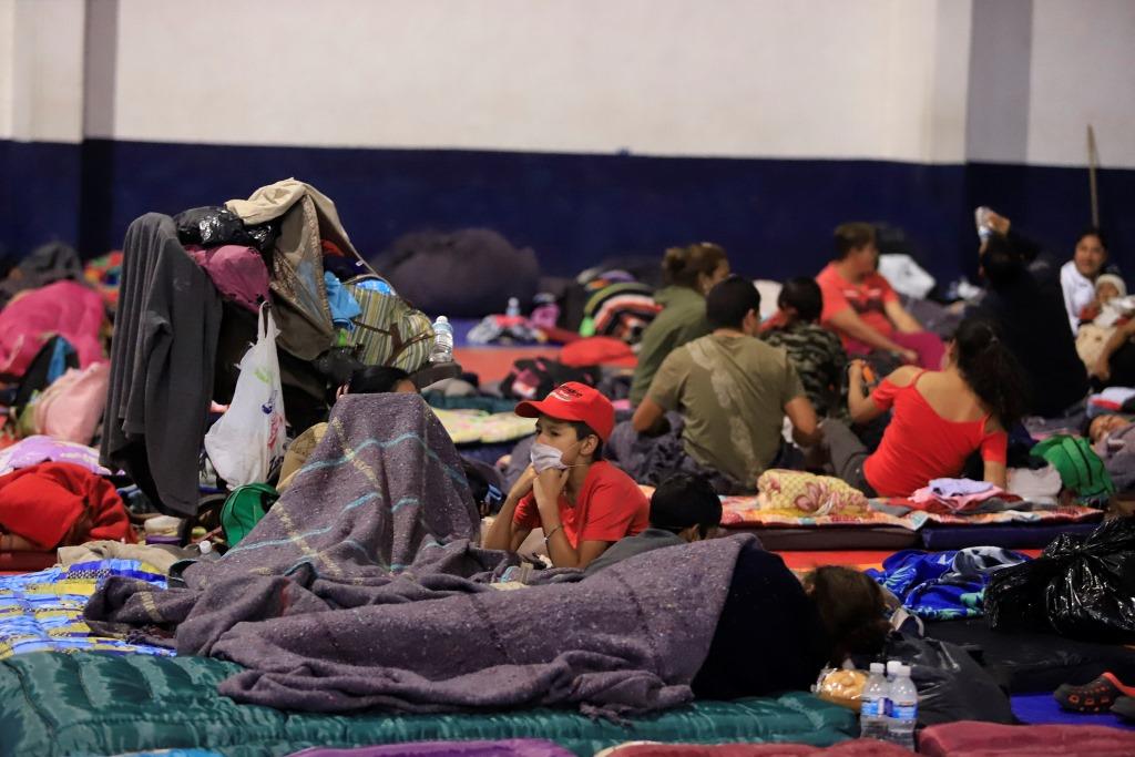 Dentro del albergue, los migrantes reciben alimentos, ropa que fue donada por diferentes familias poblanas (Agencia Enfoque)
