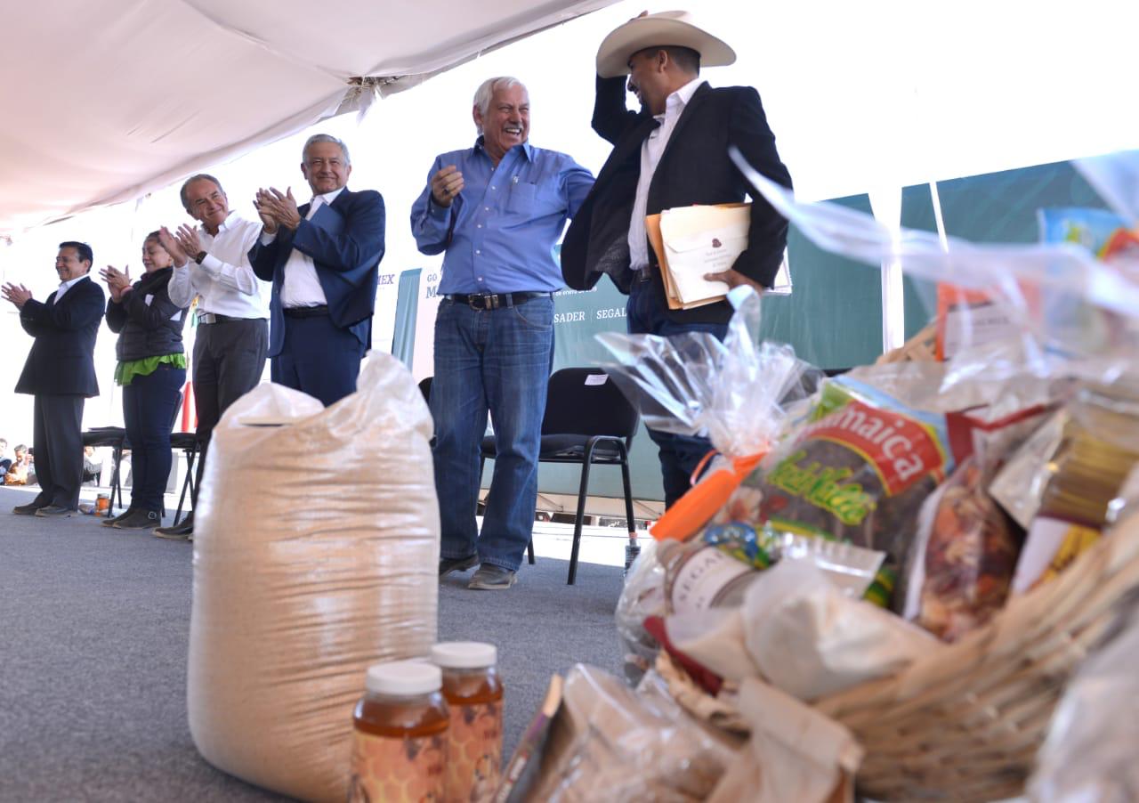 AMLO presentó 17 nuevos componentes de la canasta básica/Especial.