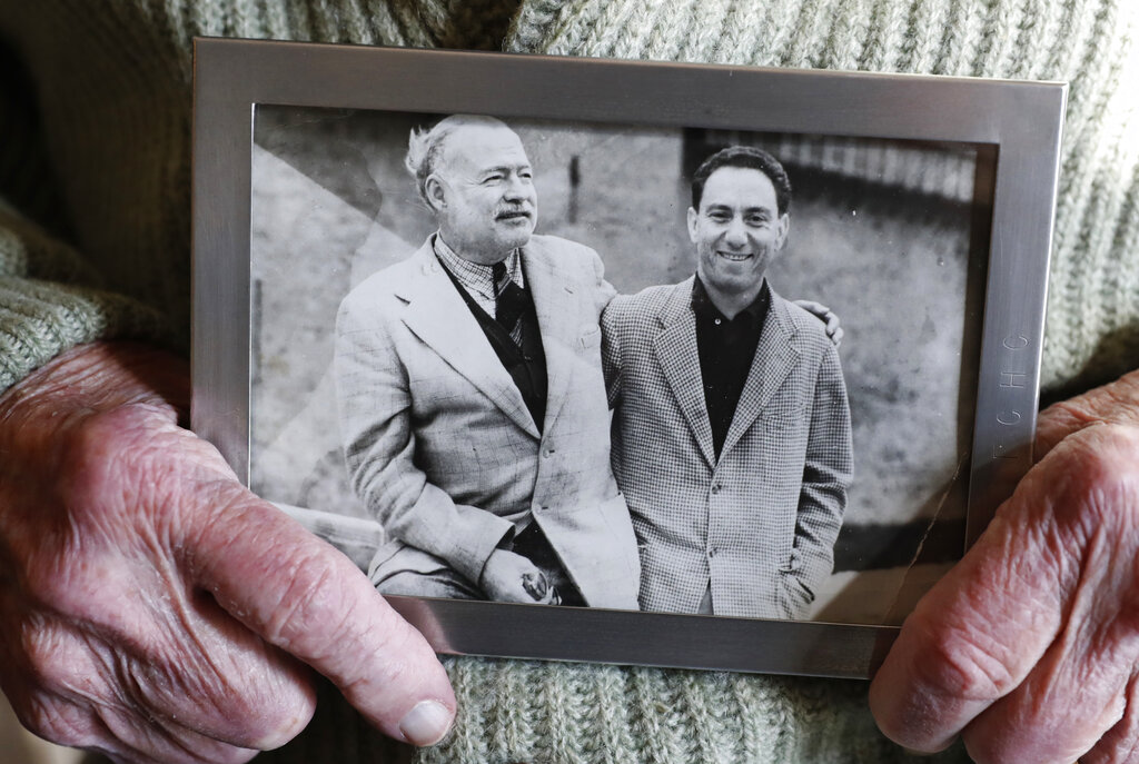 El biógrafo y buen amigo de Ernest Hemingway A.E. Hotchner sostiene una fotografía de ambos. (Foto: AP)
