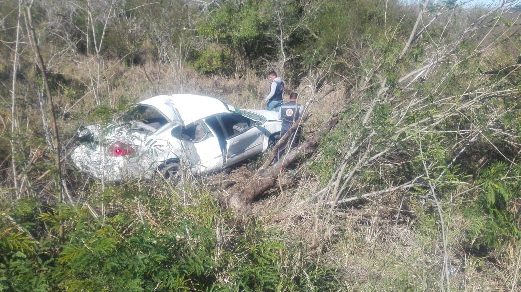 El automóvil que sufrió la volcadura.