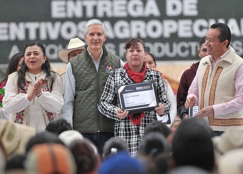 Durante el encuentro el gobernador entregó apoyos a productores de diversos municipios de la zona. (Especial)