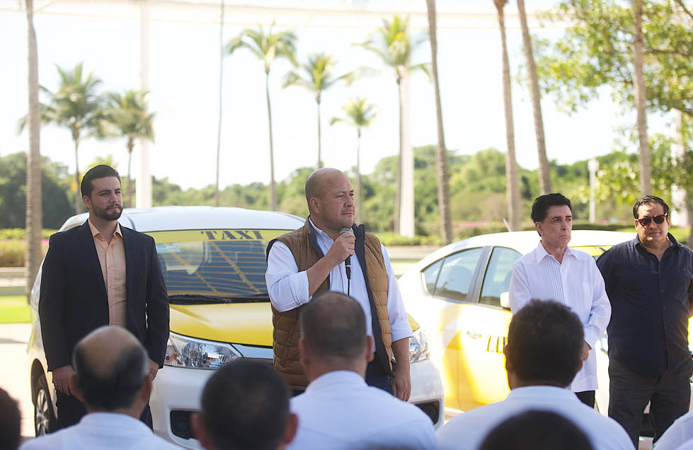 El mandatario estatal, Enrique Alfaro Ramírez, entregó nuevas placas para taxis en Puerto Vallarta (Especial).