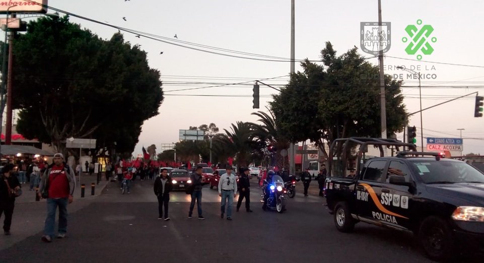 La manifestación se dirige hacia la Rectoría de la UAM-Xochimilco. (Tomada de @OVIALCDMX)