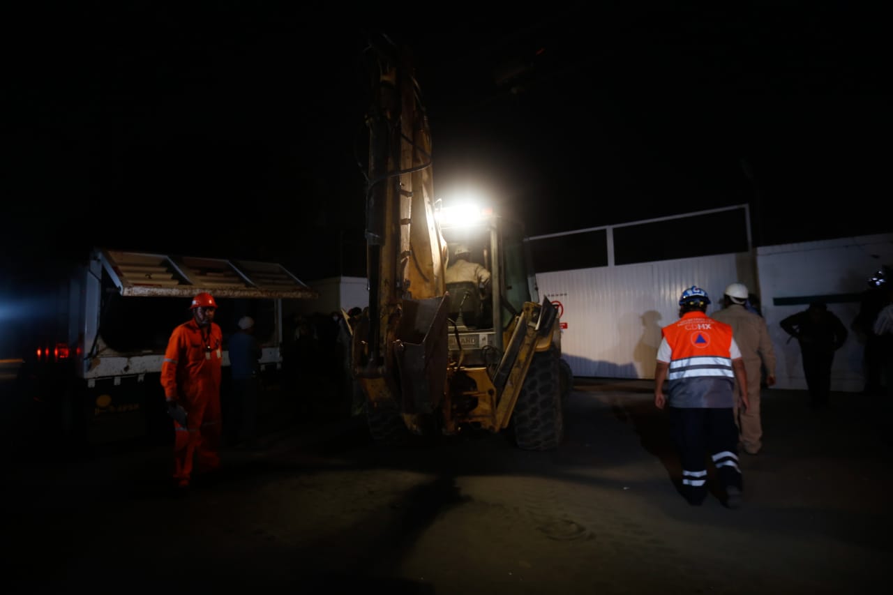 Maquinaria ingresó al predio donde fue localizada las tomas clandestinas. (Araceli López)