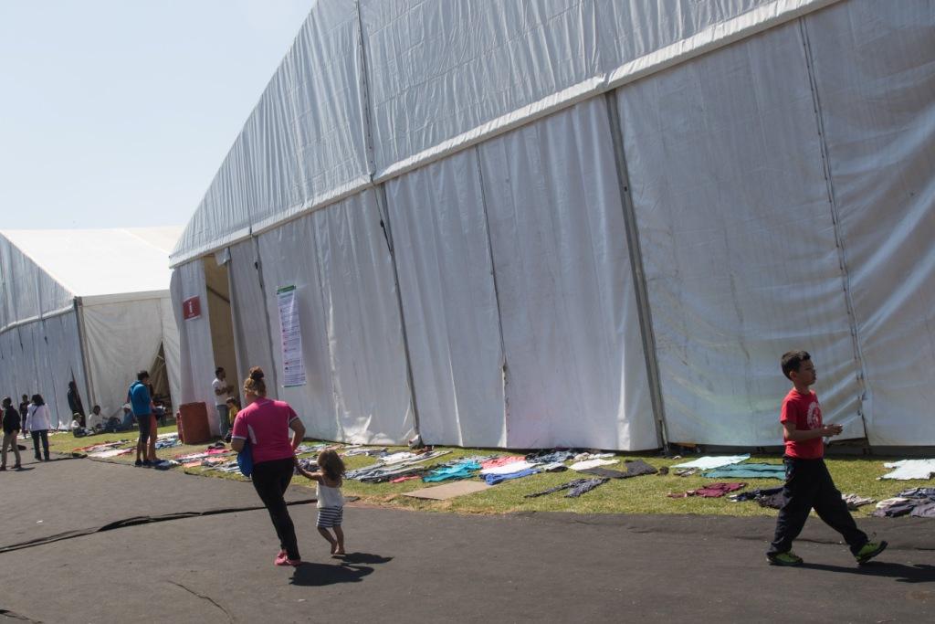 Policías han asegurado objetos que pueden agredir a migrantes. (Cuartoscuro)