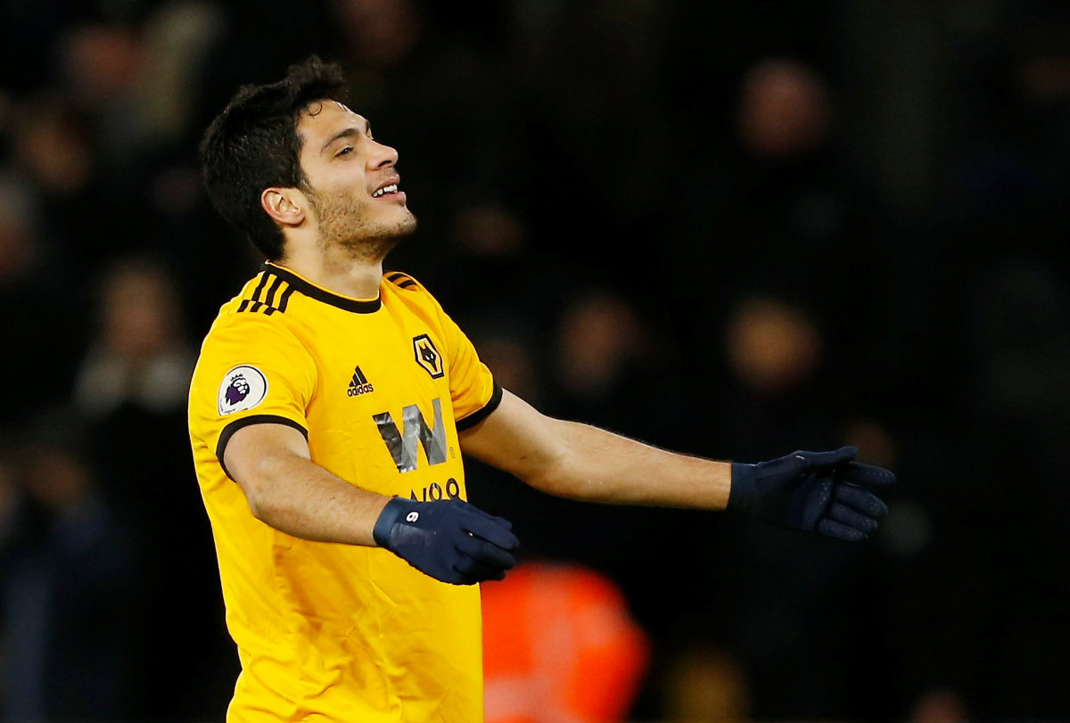 Raúl Jiménez festeja tras marcar doblete ante el West Ham de Chicharito (Reuters)