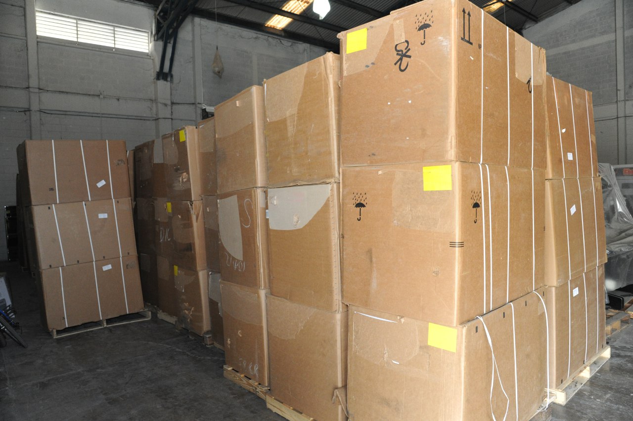 Aseguramiento de tabaco y botellas de licor en Matamoros.