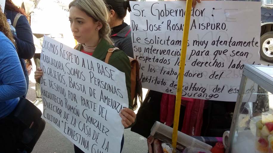El día de ayer los empleados se plantaron afuera de la Presidencia de Gómez Palacio para exigir respuestas a sus demandas. (Luis Alatorre)