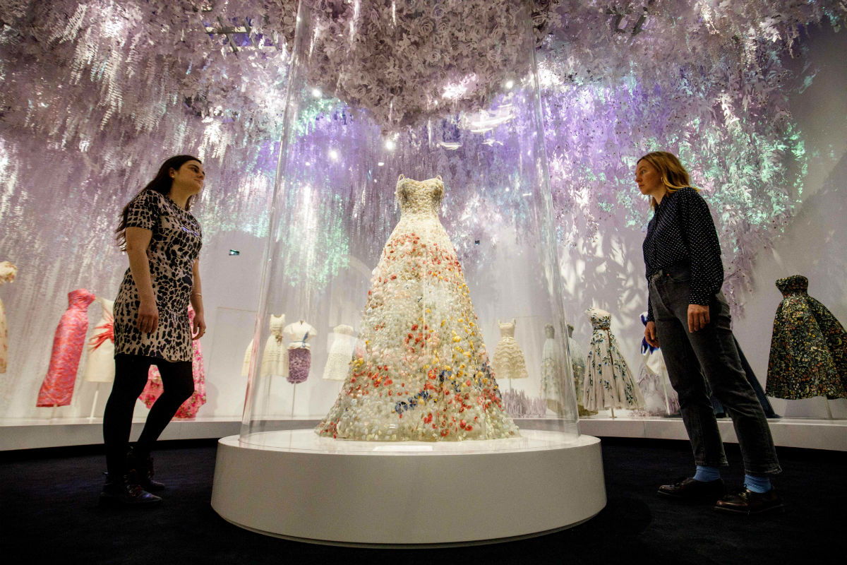 La exposición de Christian Dior abre 2 de febrero en el museo Victoria & Albert de Londres. (AFP)