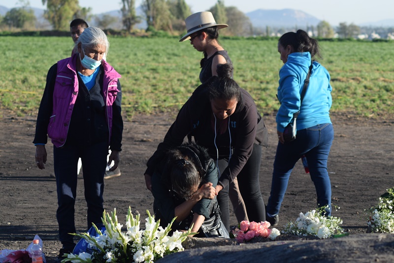 Familiares de víctimas continúan en la zona de la tragedia buscando restos. (Francisco Villeda)