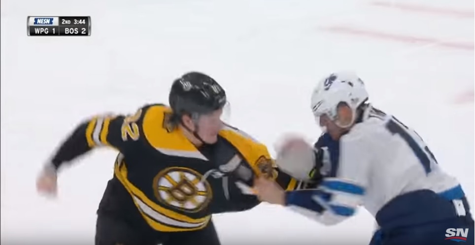 Jugador de hockey de la NHL se pelea y sus papás le aplauden (Especial)