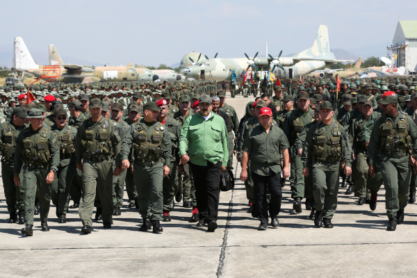 Nicolás Maduro, presidente de Venezuela, encabezó una marcha con 2 mil 500 militares. |Reuters