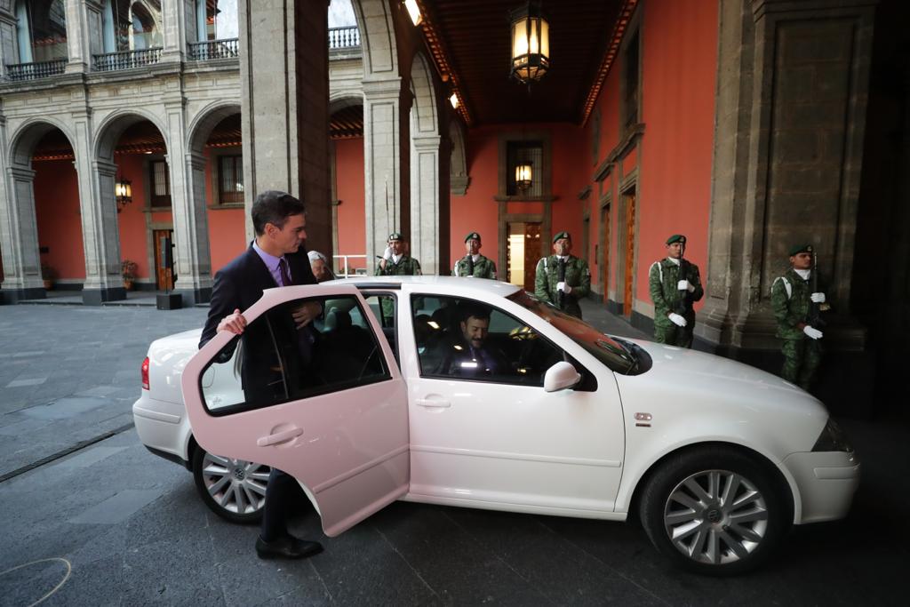 Pedro Sánchez aborda el auto del Presidente rumbo a San Ildefonso (Presidencia)