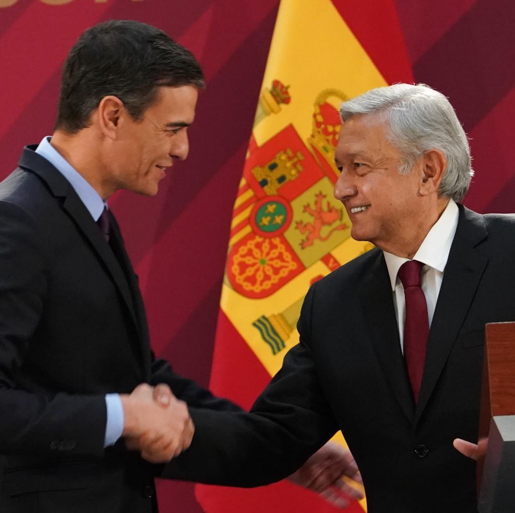 Pedro Sánchez regala a AMLO acta de nacimiento de su abuelo/Especial.