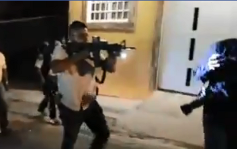El policía ministerial apuntó a los reporteros con un arma. (Especial)