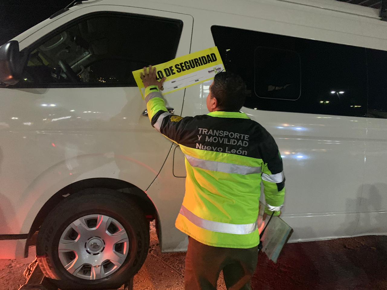 La AET con apoyo de elementos de Fuerza Civil decomisaron 10 unidades de Uber Van por operar como taxi pirata. (Especial)