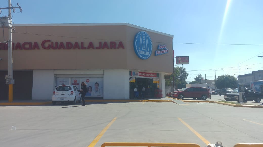 El asaltante amagó y amenazó a los empleados de la farmacia. (Especial)