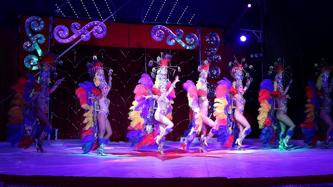 Bailarinas y payasos son parte del show (Foto: Dany Béjar) ( Nota: Susana Zermeño)
