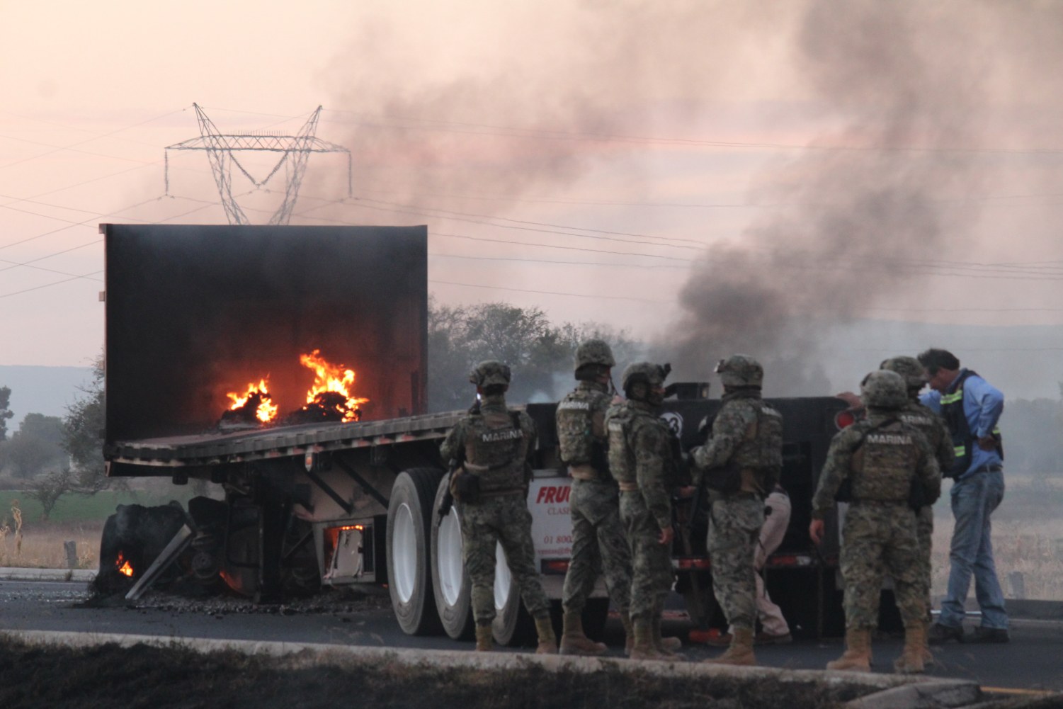 Bloqueos en la carretera que comunica de Celaya y Salamanca tras operativo de la Marina contra 'huachicol'. (Cuartoscuro)