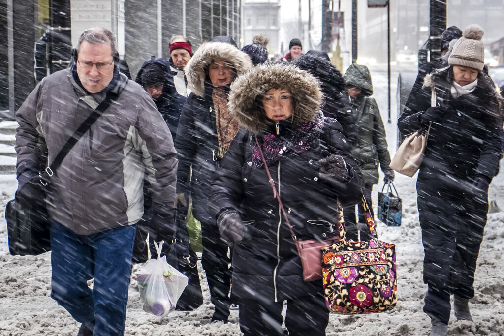 El frío continúa con registros árticos en Chicago, con un pronóstico de 25 grados bajo cero durante el día. AP
